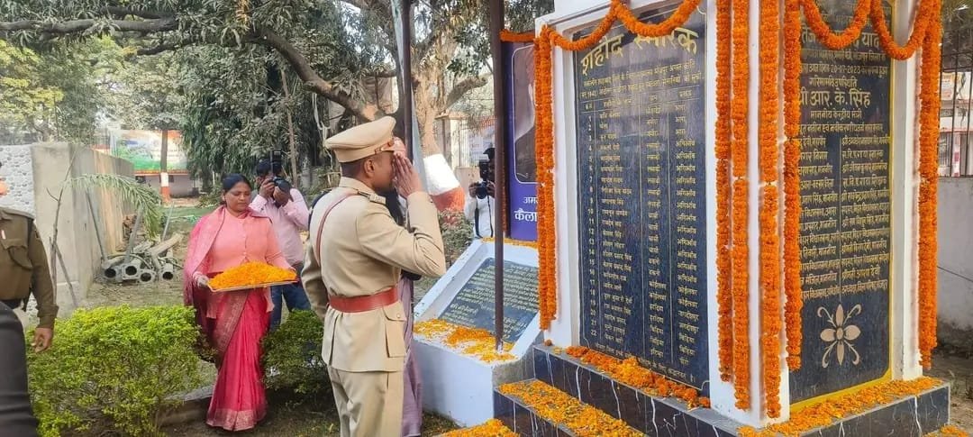 77वें गणतंत्र दिवस 2026 पर आरा के रमना मैदान में मुख्य ध्वजारोहण, शहीदों को नमन और पुलिस परेड का निरीक्षण